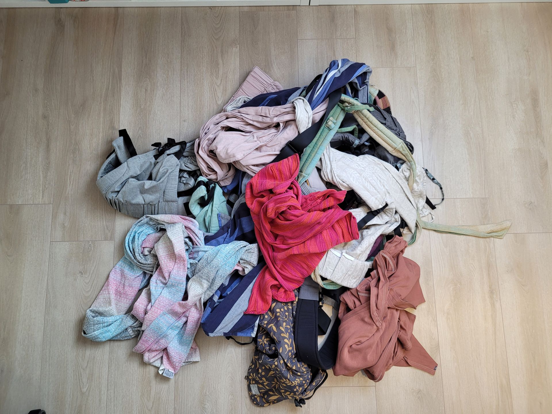 Tragehilfen, Tragetücher, Fullbuckle Babytragen auf einem Haufen